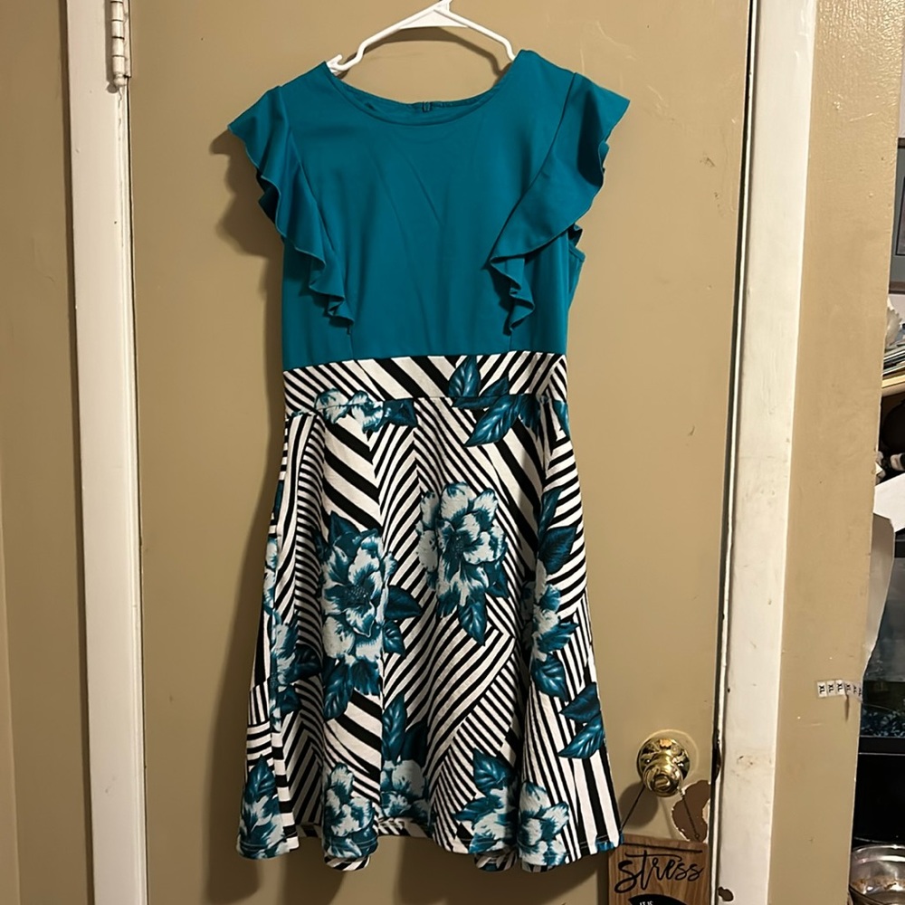 Woman’s sleeveless dress with a slight ruffle!